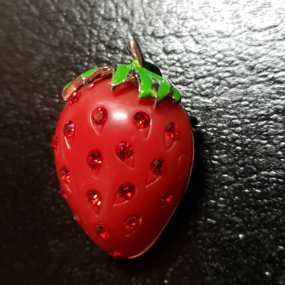 Vintage Best Strawberry Brooch - Picture 2 of 5